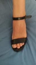 Perverted dude gets hard on his gf pretty feet and he gets a great foot job
