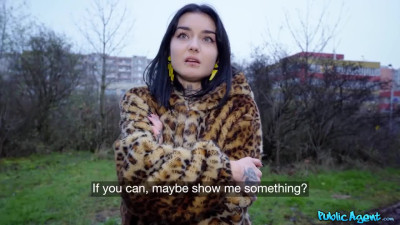 He offered a beautiful chick sex for money and she, after thinking a little, decided to fuck with him.