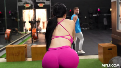 Big ass asian babe fucked and facialized in the gym