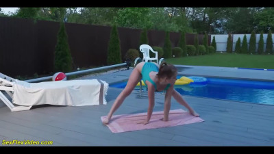 Flexibl babe does quite a performance while having a dick inside