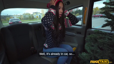 Quickie POV blowjob in a backseat with a taxi driver by a slender sweat babe