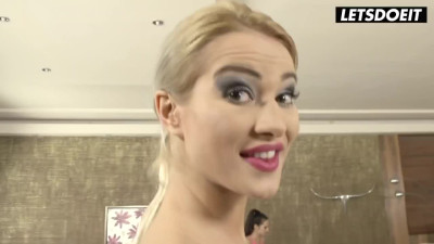 Vixen sluts Cherry Kiss and Linda Moretti go for a hot foursome