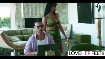 Chic MILF Queenie Sateen seduces man with her elegant legs and high heels