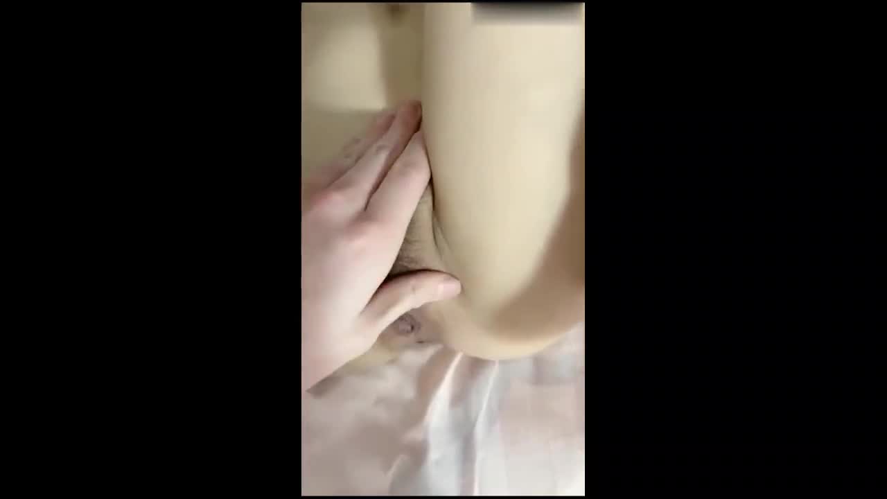Watch 可愛萌妹出租屋啪啪,被大JJ直捅進子宮浪叫不斷 Full. Duration: 05:47 | ePornBabe.