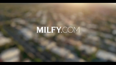 Lucky guy gets to fuck really hot and fit MILF in the car