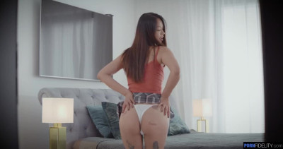Asian babe with a faultless body is ready to seduce yet another dude