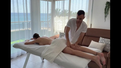 Oil massage got happy ending with a cumshot in the mouth