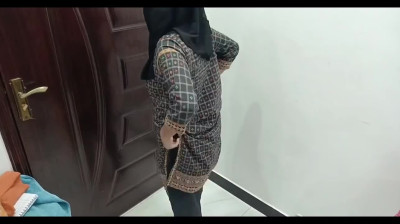 Pakistani whore in hijab shows striptease and sweet holes