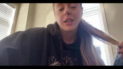 Blonde girl goes in the gym with a vibrator in her pussy