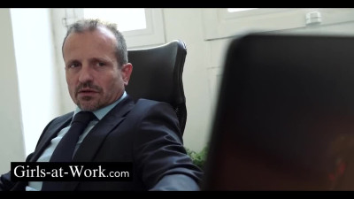 She enjoy anal with her boss during a coffee break