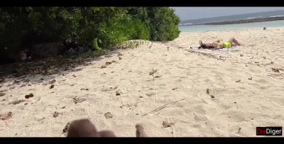 Perv jerks off on stepmom and stepsis at the public beach