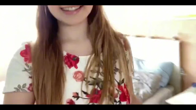 Prettty teen babe rubs her pussy on the couch