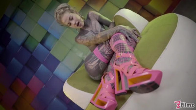 Tattooed whore strives for anal orgasm with the help of a dildo!
