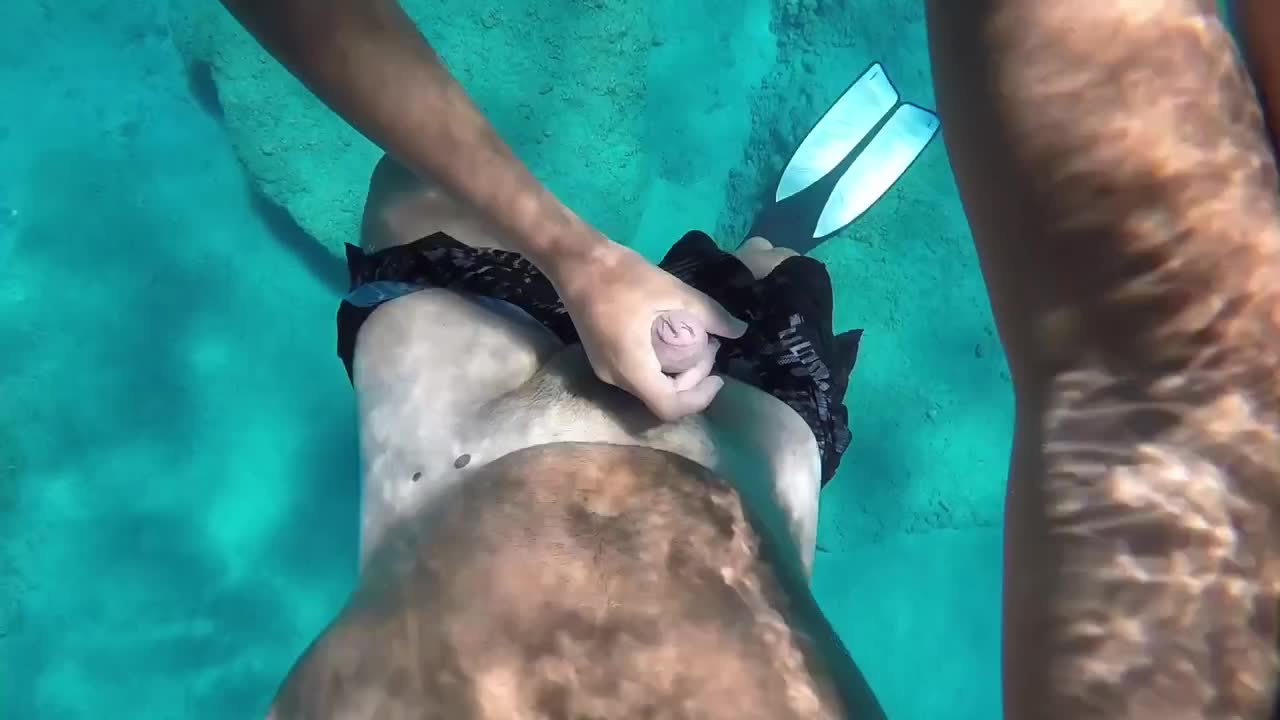 Watch Amateur couple has a quick underwater fuck Full. Duration: 02:55 | ePornBabe.