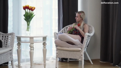 18 yo virgin is playing with herself while no one is home