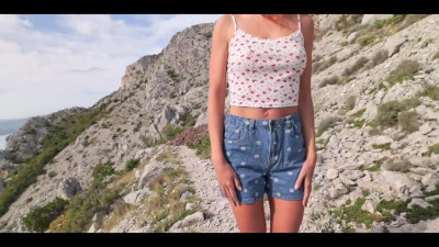 Slender babe with a great bubble butt gets fucked outdoor and takes cumshot on her ass