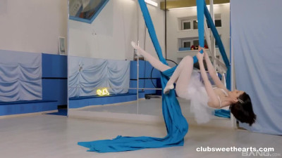 Petite ballerina masturbates in public dancing studio - Bang