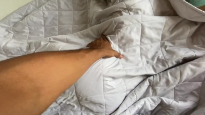 Cheeky babe with a peachy butt gets her morning fill of sexy time