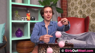 Chubby Lesbian makes her BFF squirts
