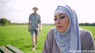 Curvy lady in a hijab seduces her guide with the hottest methods of cheating on her husband.