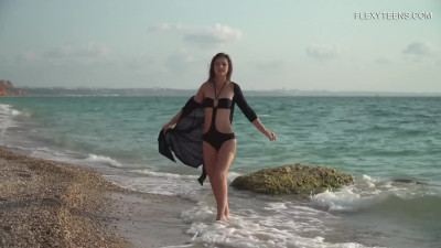 Flexible virgin does gymnastic naked on the beach - Flexy Teens