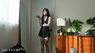 Tatted brunette stepsister gets really off from her vibrator wand