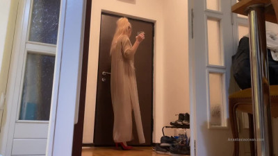 Sexy Busty Blonde Anastasia Ocean Sucks Off the Delivery Guy Instead Of Giving Him Tips