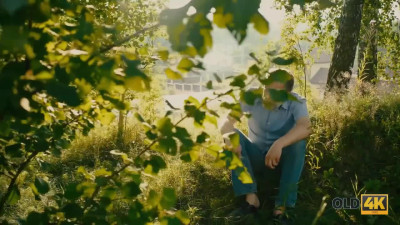 Babe in glasses goes out in the meadow to fuck an old dude