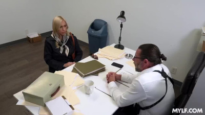 Busty Blonde MILF Lets a Private Detective Fuck Her Like a Washed-up Slut If He Keeps Her Secret