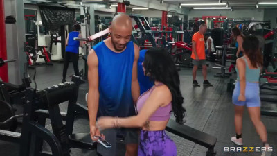 Sporty and busty brunette gets nailed by her insolent bf right at a public GYM