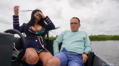 Thick MILF captain seduced her boat passenger to have a quick fuck