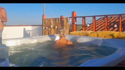 Amateur couple has freaky fun in a hot tub