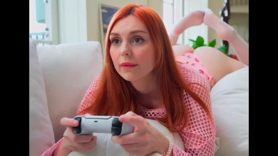 Pretty-faced redhead gamer girl fucked by stepbro during her online session