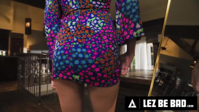 Thicc and beautiful redhead milf Lauren Phillips introduces Coco Lovelock to squirting