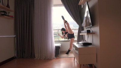 Hot flexible Latina squirts after deep squatting