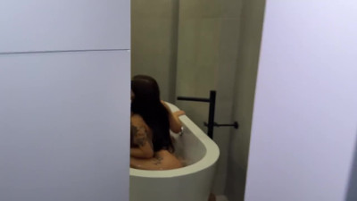 Exchanging oral pleasures in the bath tub