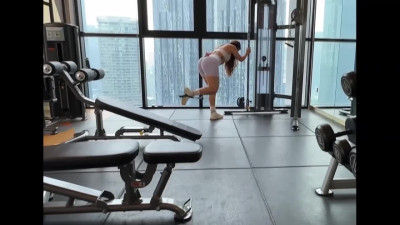 A man met a sporty slut with a big ass in the gym and fucked her at home