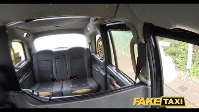 Tiny babe wants to pee and got taxi driver's cock on a backseat