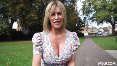 Single mature cougar, Summer Rose, makes a successful acquaintance for hot sex.