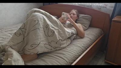 Horny blonde feels her juicy muff in the morning instead of breakfast