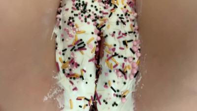 The stepmom made a nice cake and plastered it all over her pussy