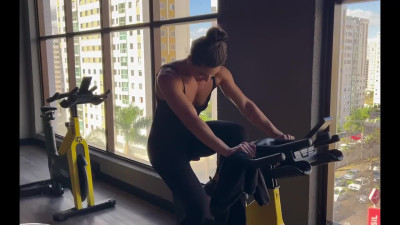 Athletic MILF loves it when her pussy gets a juicy creampie after a workout.