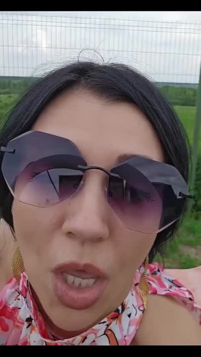 Watch A brunette milf decides to do some naughty stuff outside Full. Duration: 05:52 | ePornBabe.