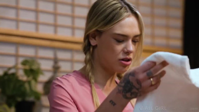 Cubbi Thompson's Oil Massage Magic: A Blonde Beauty's Lesbian Adventure