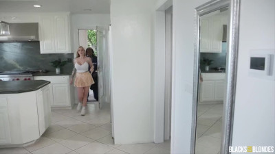 Busty bitch invited working guys to visit her just for a threesome with two bbc.
