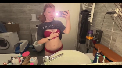 Amateur teen locks herself in the bathroom to play with pussy